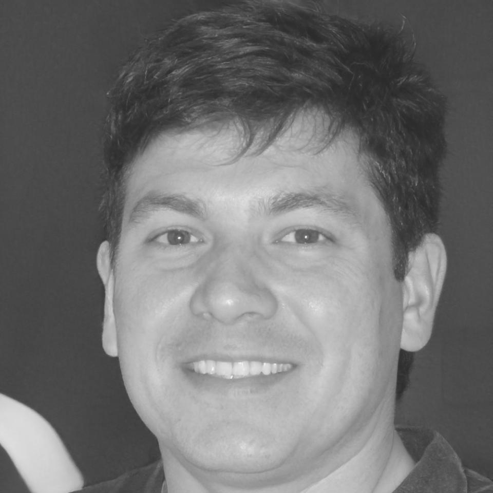 Retrato profesional de Carlos Mendoza